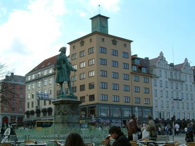 Holberg skuer utover Torget og Havnen