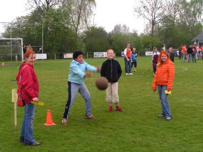 Een doelpoging bij het korfballen