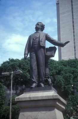 Statue (Looks like Mark Twain)