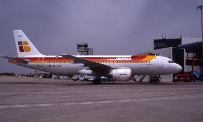 u12/airpaul/medium/2854276.ECHQGIberiaA320200.jpg