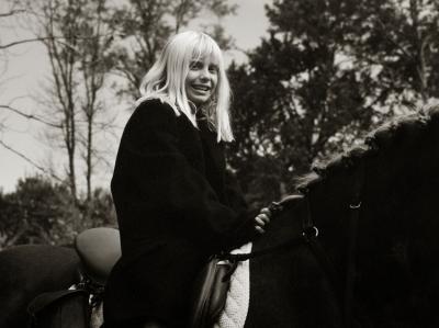 u12/bmcelya/medium/38272218.PlatinumGirlHorse.jpg