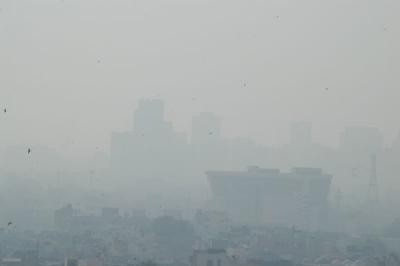 Looking through the filthy air towards New Delhi