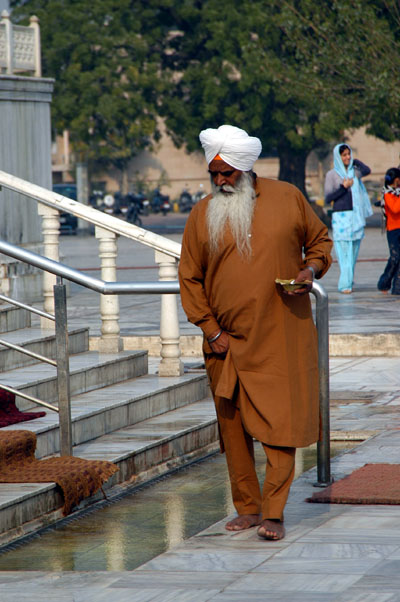 A Sikh man about to enter the pool