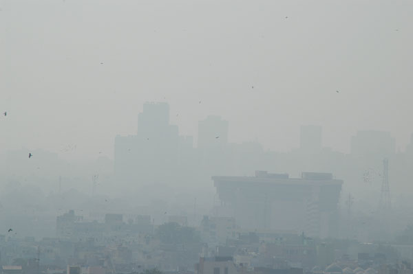 Looking through the filthy air towards New Delhi