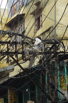 007 - Delhi, repairing electricity wires