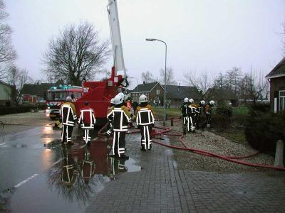 Uitslaande woningbrand Dorpsstraat Groessen. 5 jan. 2005