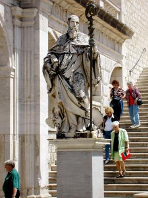 Statue of St. Benedict, from the 1730s, at the foot of the access staircase of the Bramante cloister. Sculptor - P. Campi.
