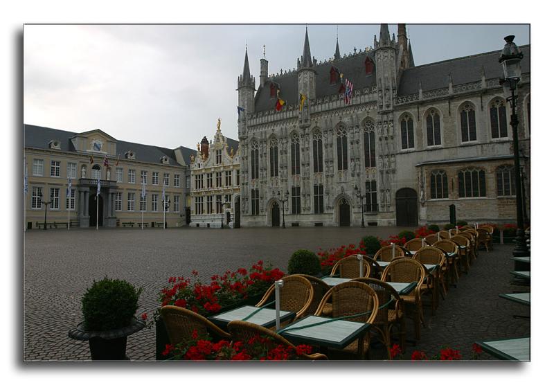 La place du Bourg et lhtel de ville