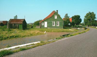 Oostzaan de haal de houten palen van het P.E.N. staan er nog (1976)