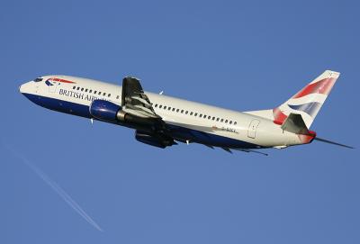 Gatwick-bound 737 in the climb as transatlantic traffic routes overhead