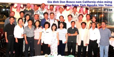 Ðại diện Gia Ðình Don Bosco đ󮠴iếp Cha Thêm và Thầy Ðại.jpg