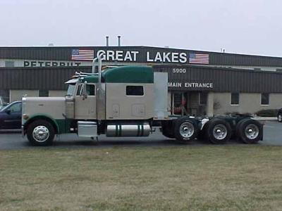 Nice looking 379 exh Peterbilt