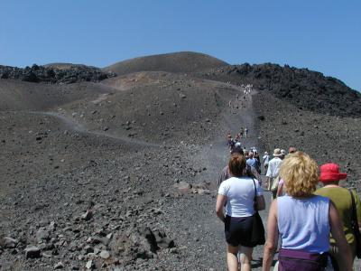 u12/richk/medium/21781865.P8306776pathupvolcanohillsgalinarightupfront.jpg