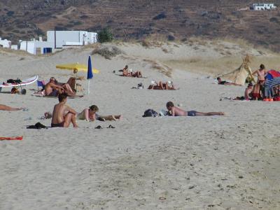 u12/richk/medium/21781876.P9037000varyingformsoftoplesssunbathers.jpg
