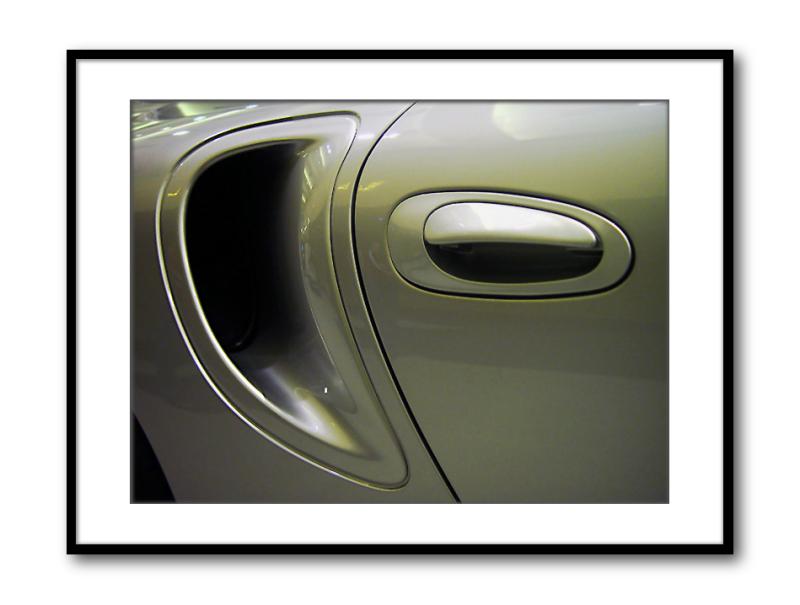 <p align=right><b>speedy entrance</b><br><i><font size=1> photographed by </font >ZipperZ</i></font></p>