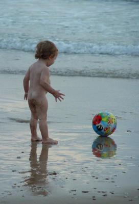 Child and a ball by Canaroni