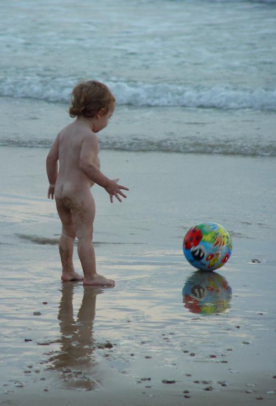 Child and a ball by Canaroni