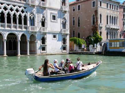 354 Tourists on a guided ride