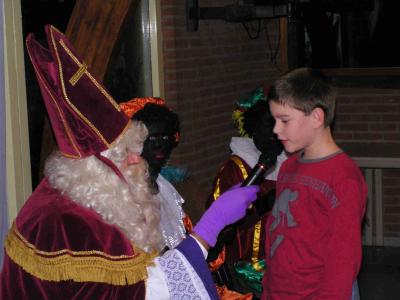 De achtergrondPiet luistert aandachtig.