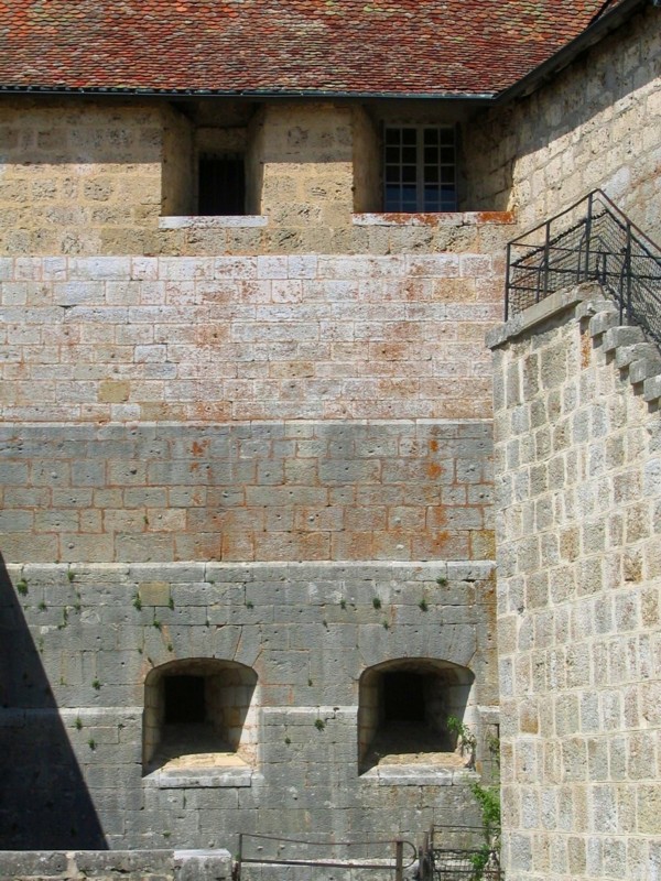 Dtail de la cour intrieure, Chteau de Joux