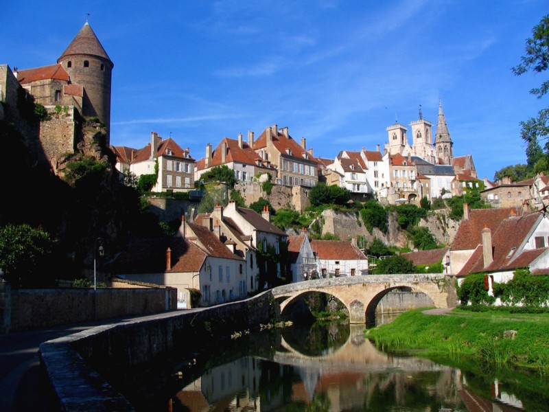 Le vieux pont de Semur en Auxois