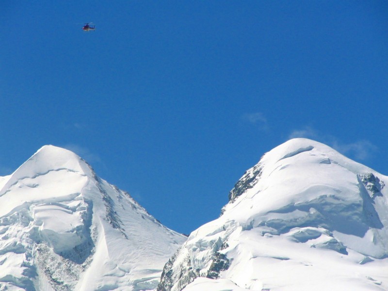 Lhlicoptre sur les alpes