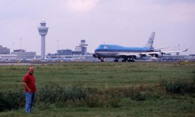 06.09.02  Me infront of KLM 747 rolling down R24.jpg