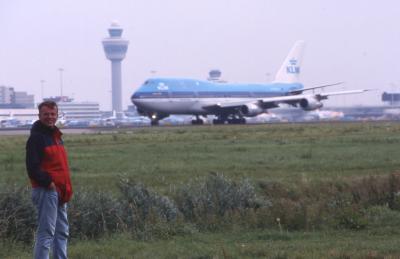 06.09.02 Patrick infront of KLM Jumbo rolling down runway 24.jpg