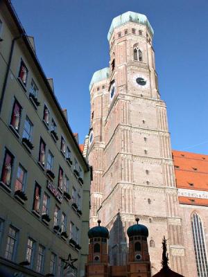 Munich - little and large Frauenkirche