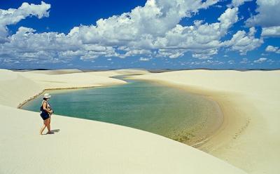 Turista observando dunas