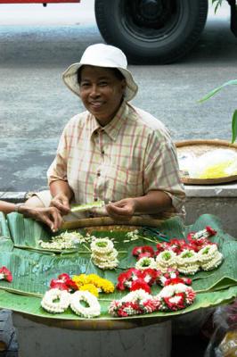 Braiding flowers near Wat Po