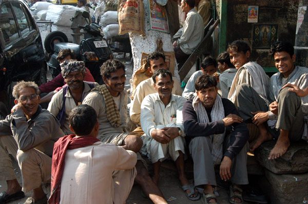 Lunch break, Khari Baoli Road, Old Delhi