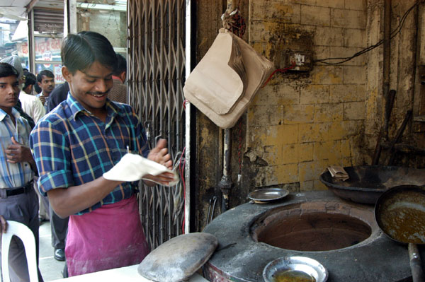 Man baking fresh bread, between Fatehpuri Masjid and Mahatma Gandhi Park