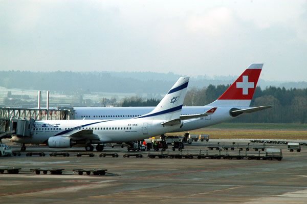 El Al Boeing 737 and Swiss Airbus in Zьrich