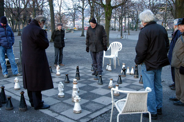 Mnner spielen Schach im kalten Lindenhof