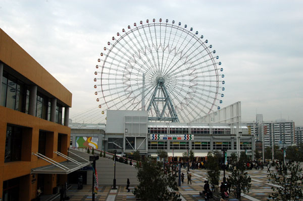 Big wheel at the Tempozan Harbor Village next to the Osaka Aquarium