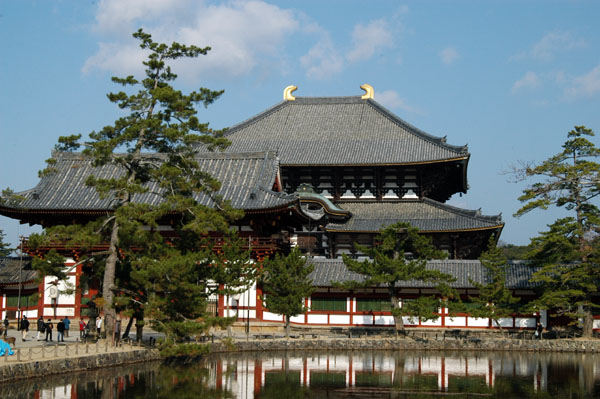 Kagami-ike Pool and Daibutsuden Hall, Todai-ji Temple