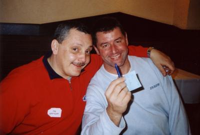 Den Marc weist dem Guy voller Houffert sein nei Bic