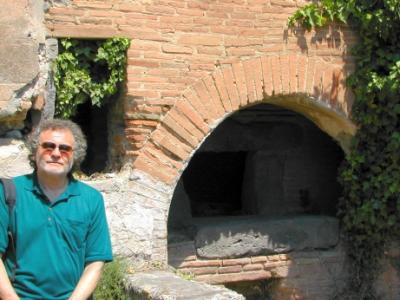Pompeii - Richard in a pistrinum (bakery). The oven is in the background.