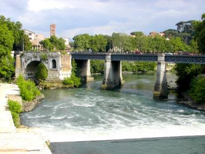 Crossing the Ponte Cestio from Isola Tibernia (Tiber Island) to Trastevere. Ponte Pallatino seen in background.