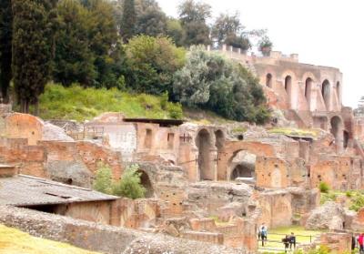 Forum: Buildings and shops next to Palatine Hill.