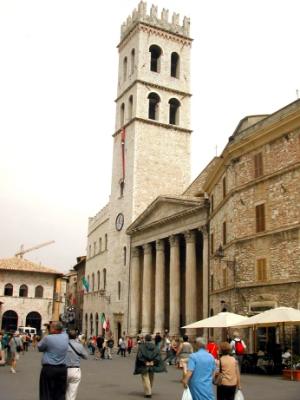 Piazza del Commune: Temple of Minerva's 6 Corinthian column facade (1st c. b.c.e.) - a church in 1500's. Left: 13th c. tower.