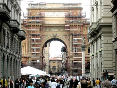 Renovating the arch on Piazza della Republica. Piazza and arch honor the unification of Italy (1861). Site of old Roman Forum.