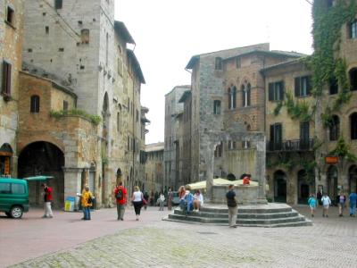 Piazza della Cisterna. The well and the surrounding buildings are from the 13th century.