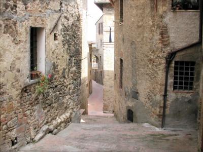 A passageway in San Gimignano 2