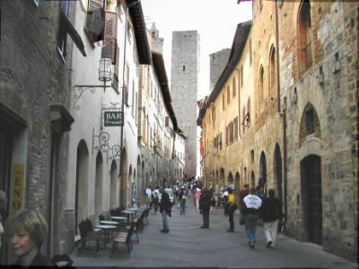 Via San Giovanni: Main street  to the city center