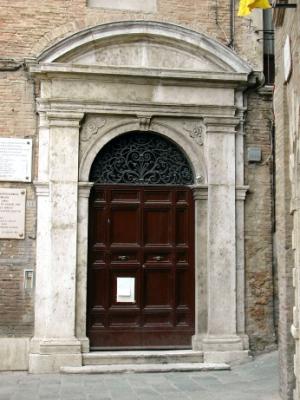 Entrance to the Great Synagogue: For obvious reasons, this one is inconspicuous - true of many older European synagogues.