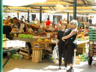 Judy and Seiko at the produce market near the Rialto Bridge
