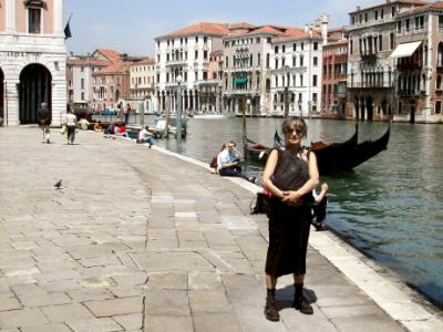 Judy near the Rialto Bridge (Grand Canal). Big white building (columns) is the Michiel Dalle Colonne Palace (Byzantine).