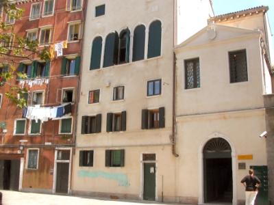 Scola Tedesca (top floor, left) &  Museo Ebraico (right). In Gheto Novo. Oldest synagogue, 1520's, in Ghetto. (Ashkenazic)